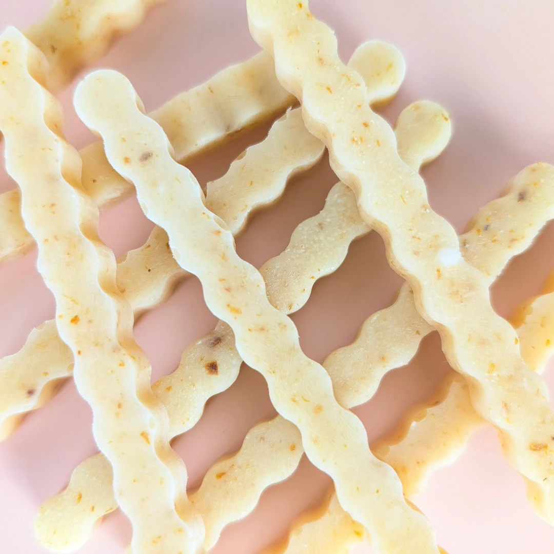 Bâtonnets glacés pomme-crevette pour chien, présentés dans un gobelet blanc