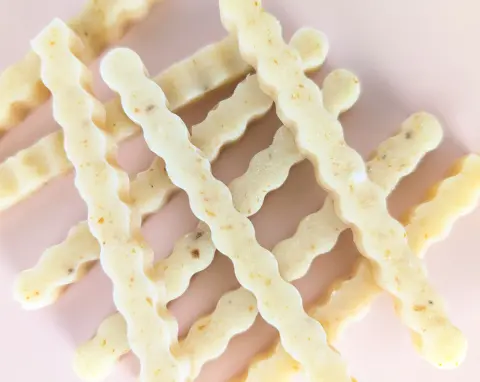 Présentation des friandises batonnets glacés pomme-crevette pour rafraîchir le chien