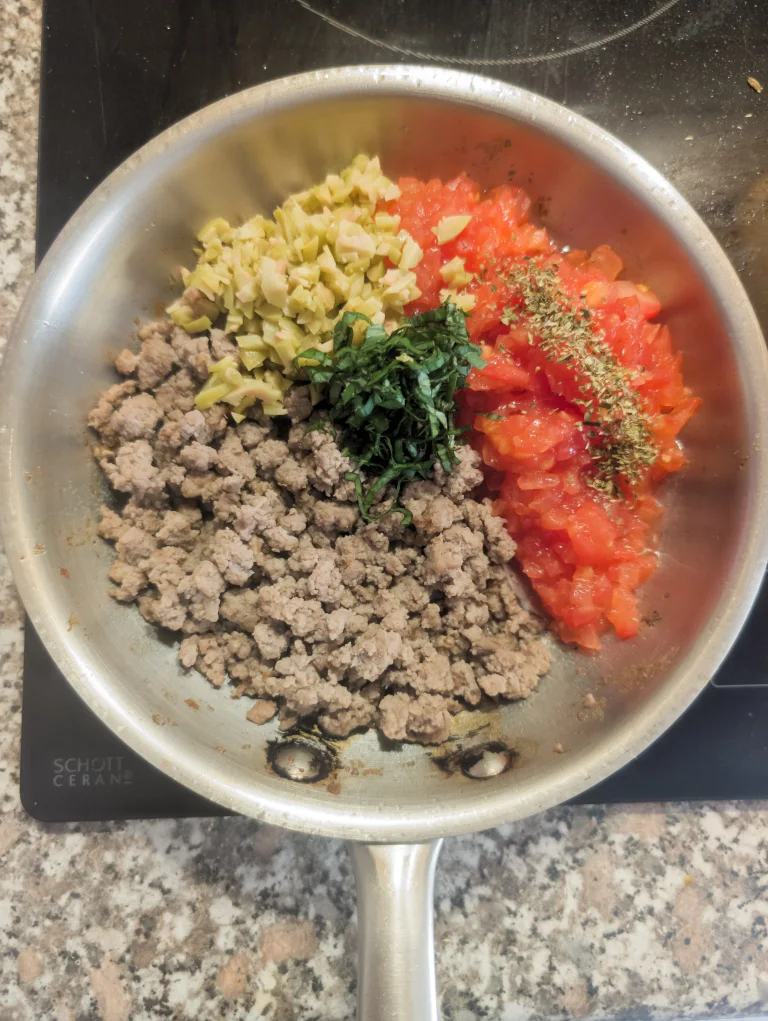 Vue des ingrédients de la sauce, préparés et mélangés avant cuisson