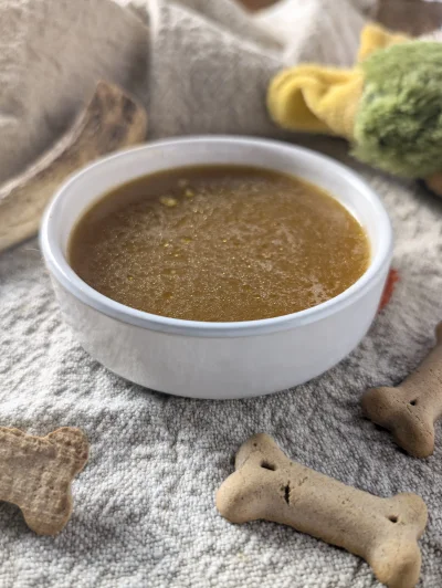 Présentation du bouillon brun naturel au poulet pour chien