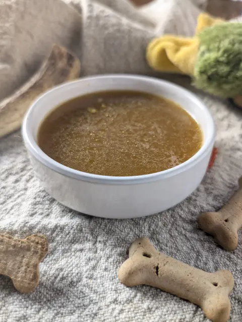 Bouillon brun maison au poulet pour chien