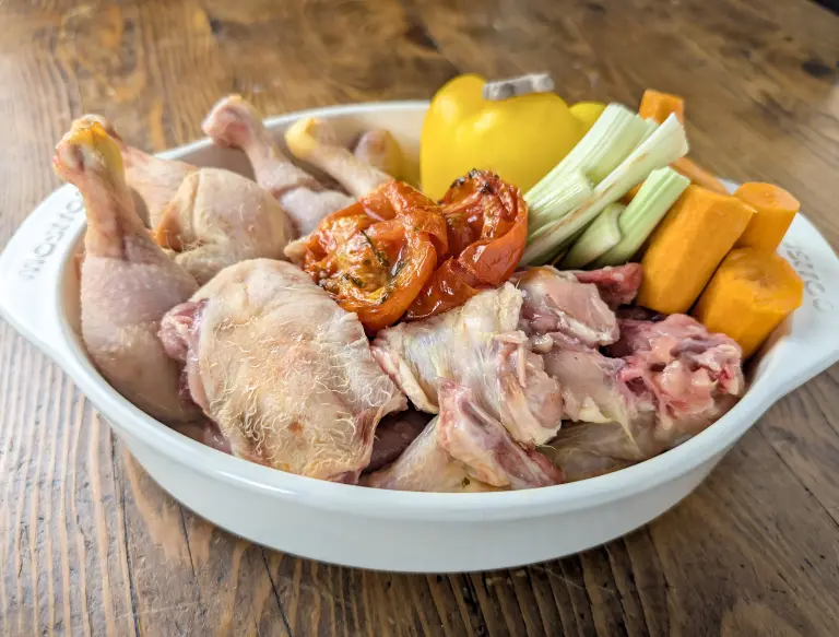 Présentation des ingrédients du bouillon brun au poulet pour les chiens