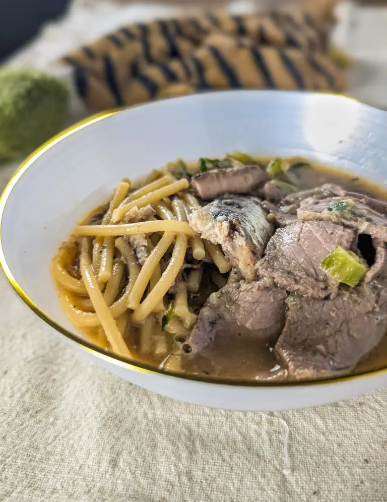 Présentation du plat de ration ménagère pour chien ustilisant le bouillon corsé au poulet