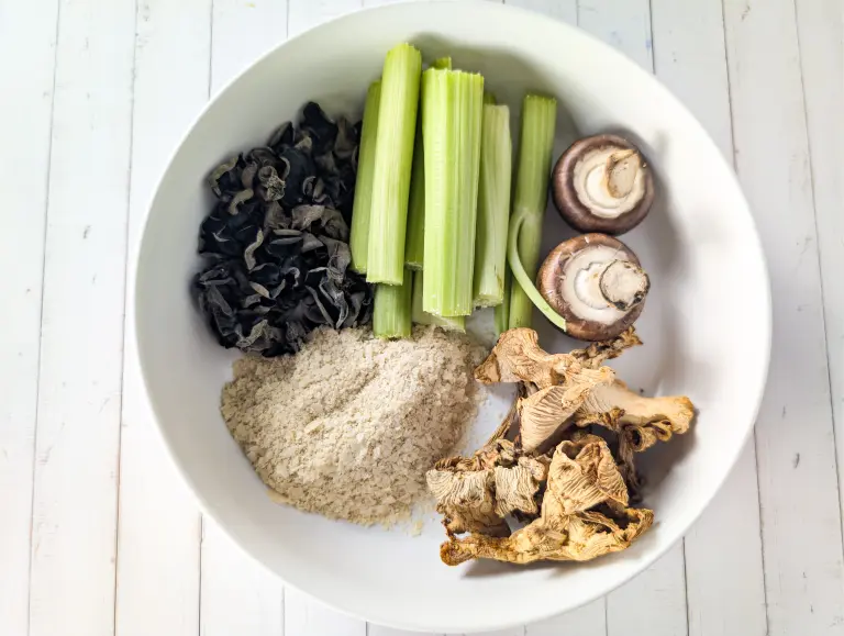 Présentation des ingrédients du bouillon maison pour chien aux champignons