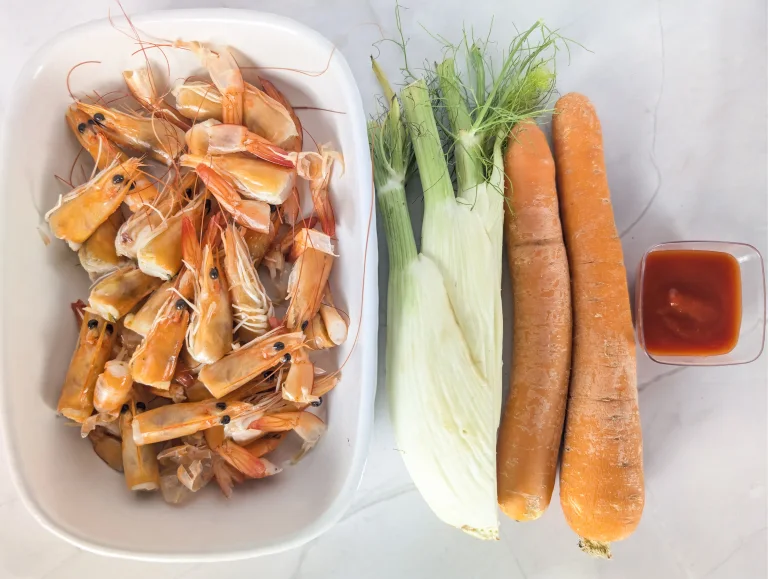 Vue des ingrédients de la recette de bouillon aux crevettes