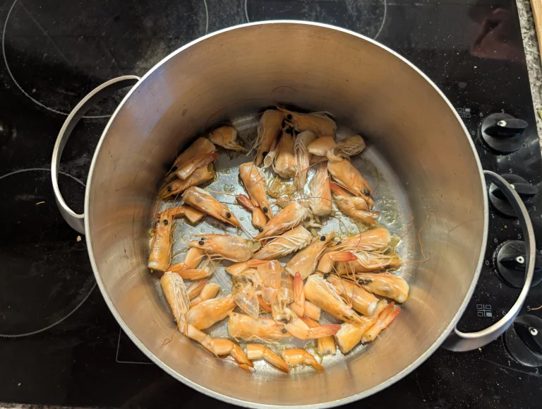 Vue de l'étape 2 : coloration des têtes de crevettes