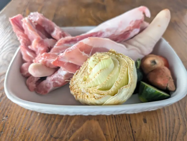 Vue des ingrédients de la recette de bouillon au collagène pour les chiens