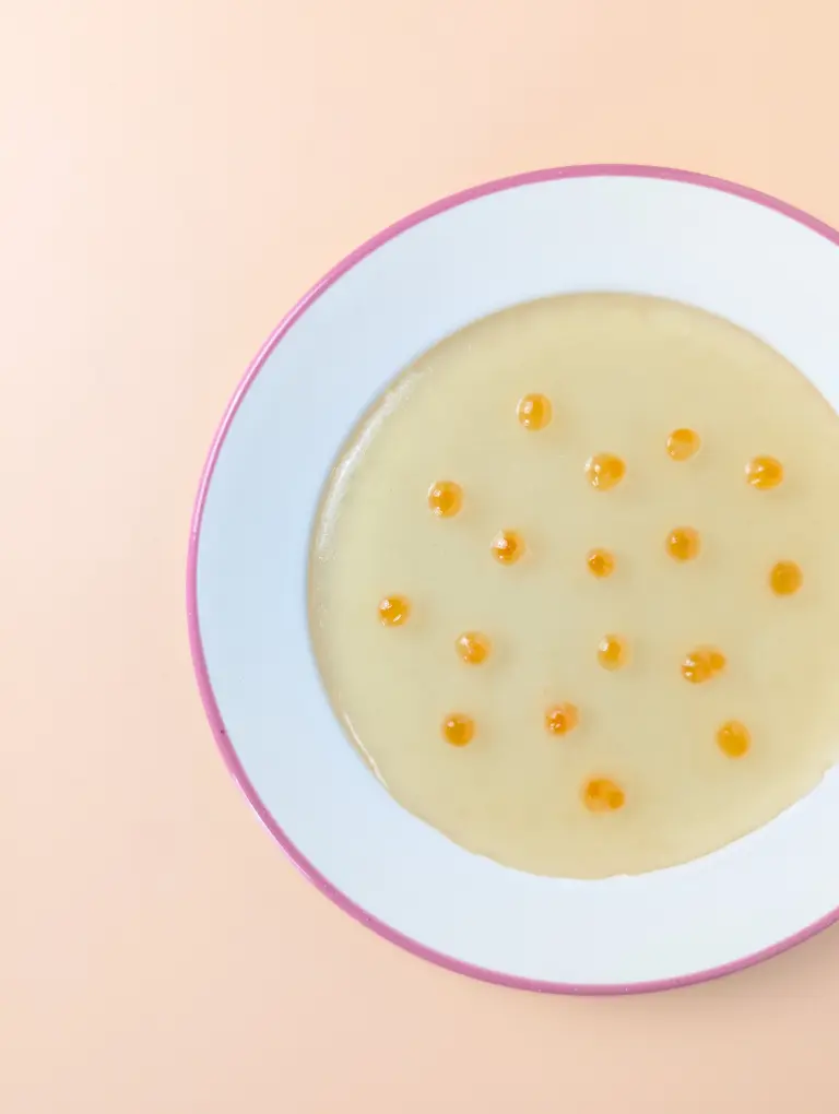 Le bouillon au collagène gélifié dans une assiette