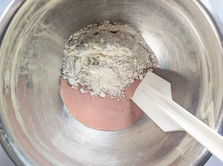 Étape 2 de la recette : mélange des éléments secs et des éléments humides
