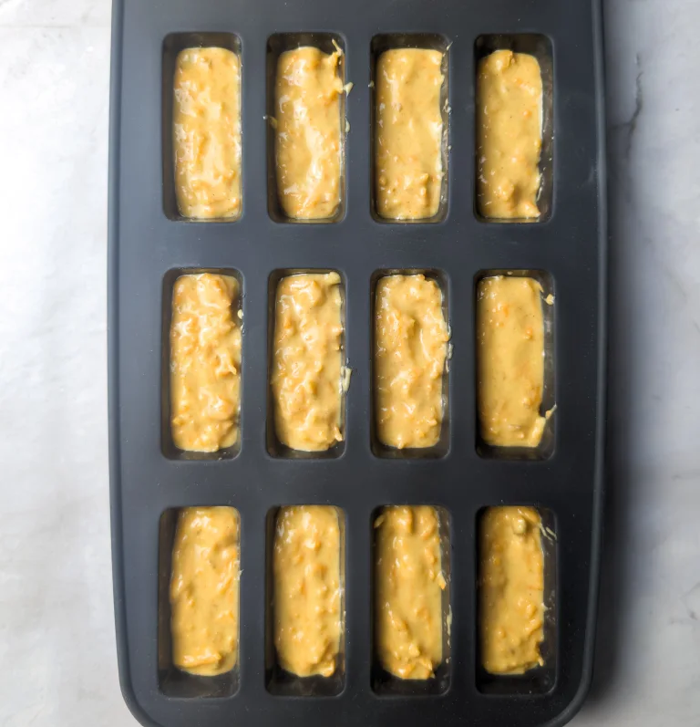 Moulage des cakes avant la cuisson