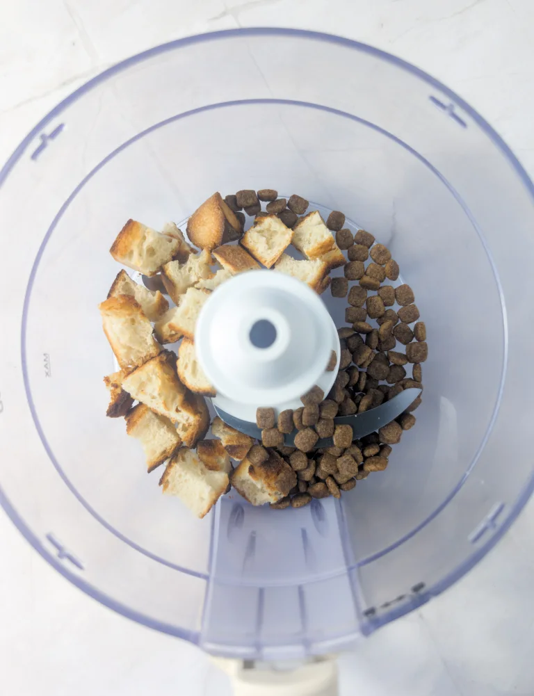 Étape de réalisation d'une chapelure pain et croquettes dans le mixeur