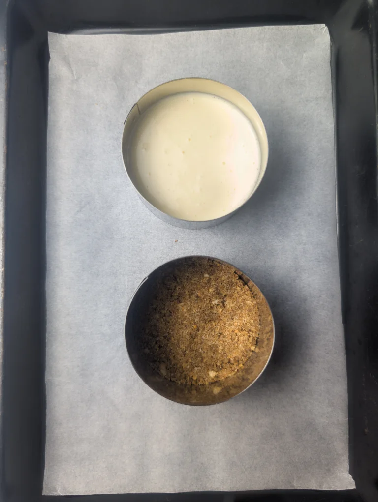 Étape de montage des cheesecakes avant la cuisson