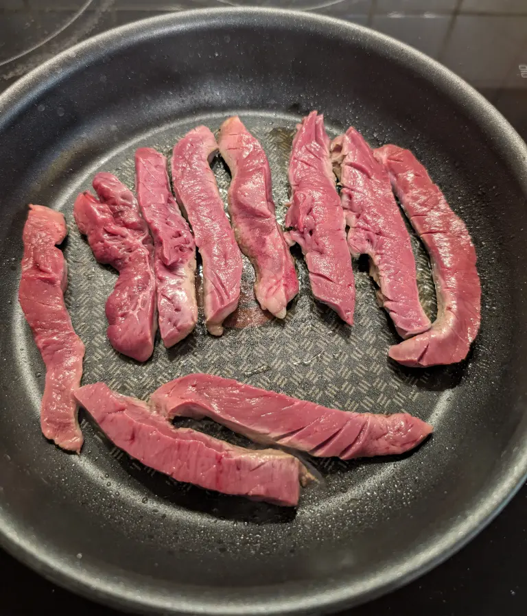 Cuisson à la pôele des morceaux de coeur de boeuf