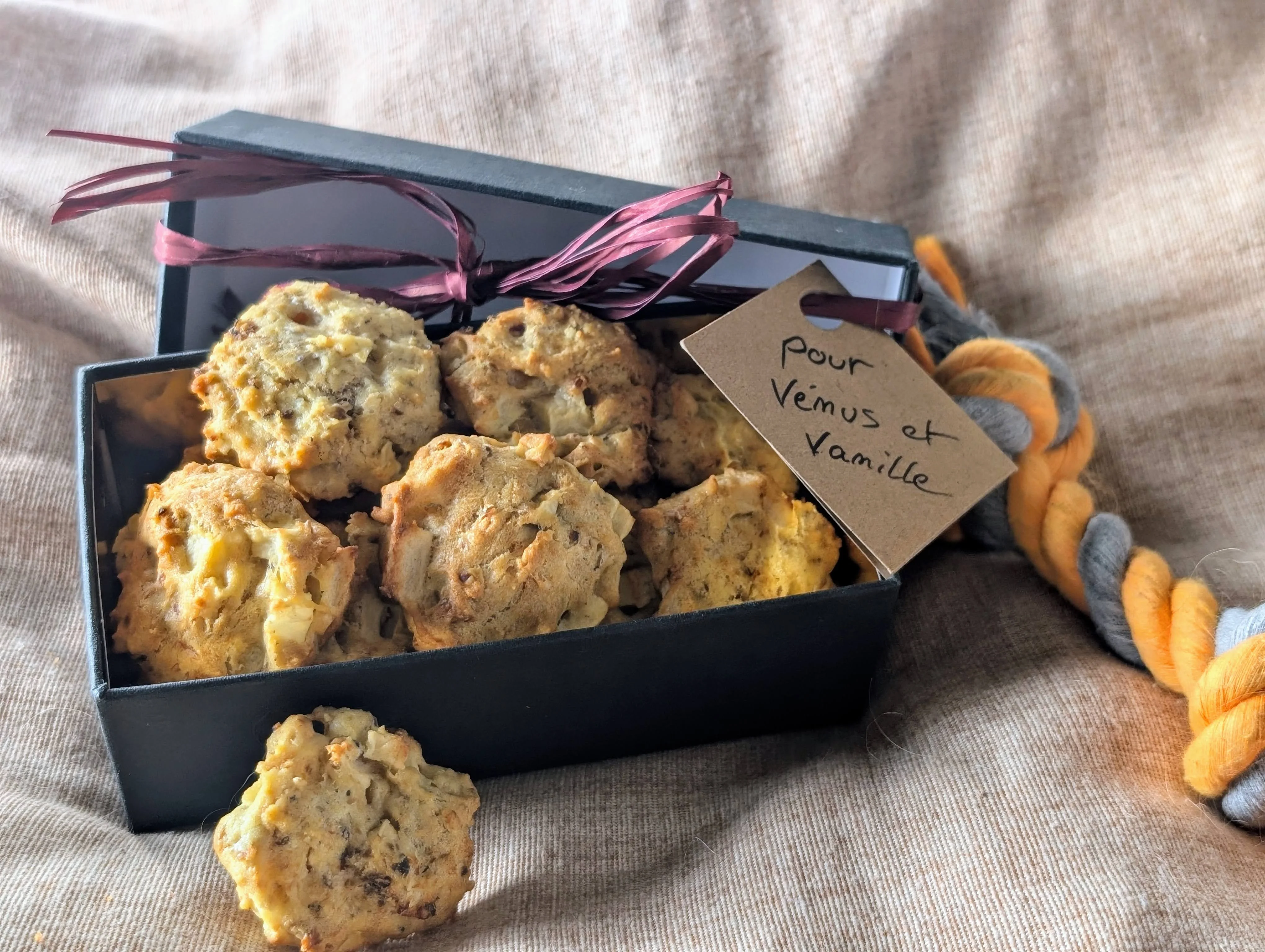 Biscuits pour chien à la sardine présentés dans une boite cadeau noire avec un message pour vénus et vanille et une corde jouet pour chien.