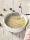 Topping sauce pour les croquettes du chien : crème anglaise rapide aux herbes