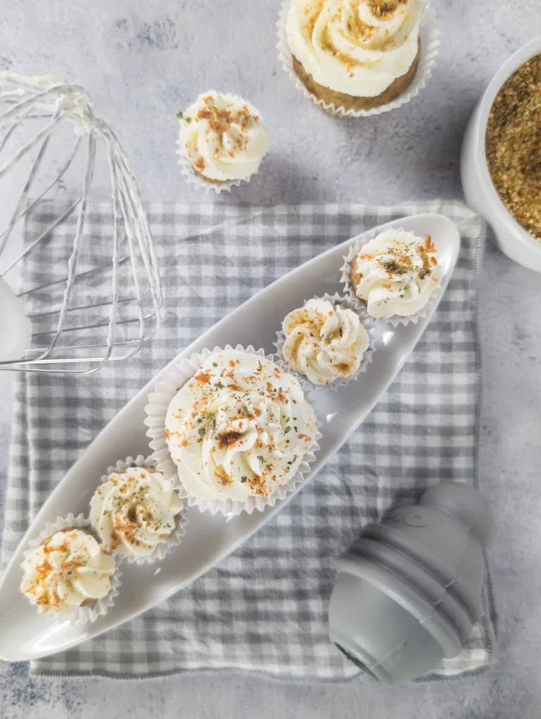 Vue de dessus des cupcakes décorées et dressés sur un petit plat blanc