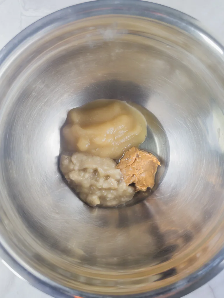 Vue de l'étape 2 : détendre le beurre de cacahuète avec les elements liquides