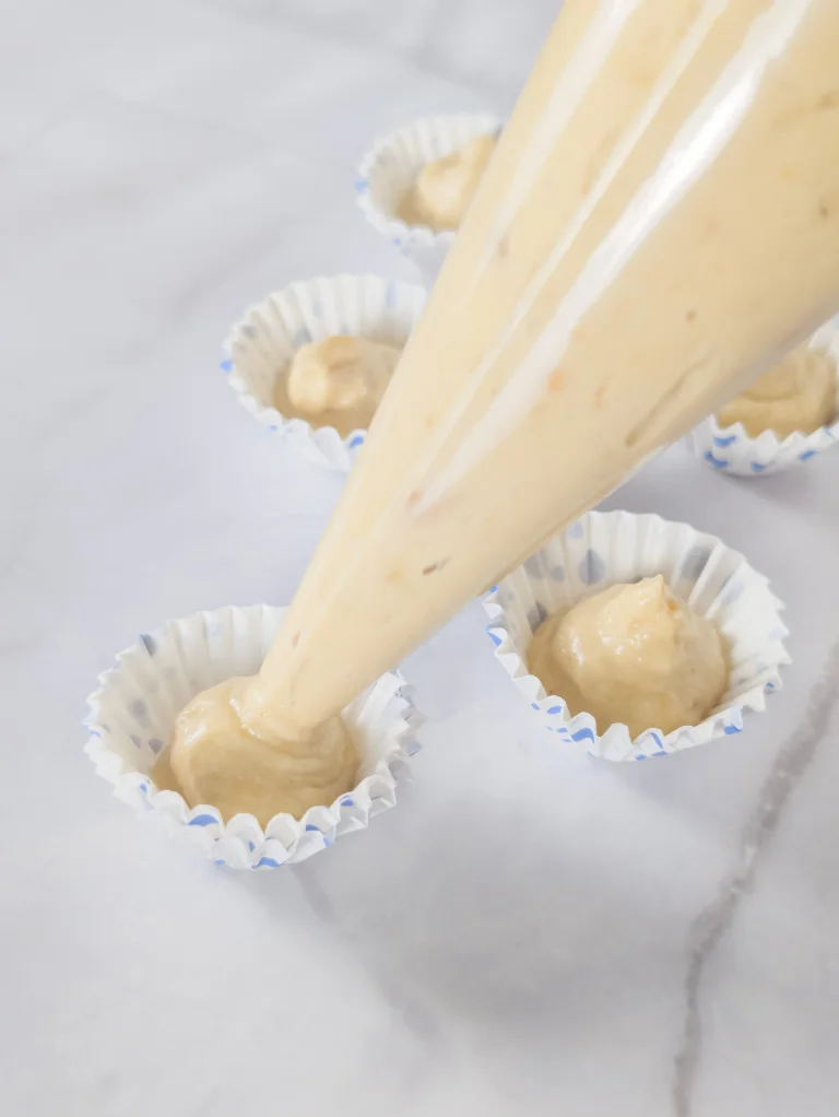 Vue de l'étape 3 : le moulage des cupcakes à la poche à pâtisserie