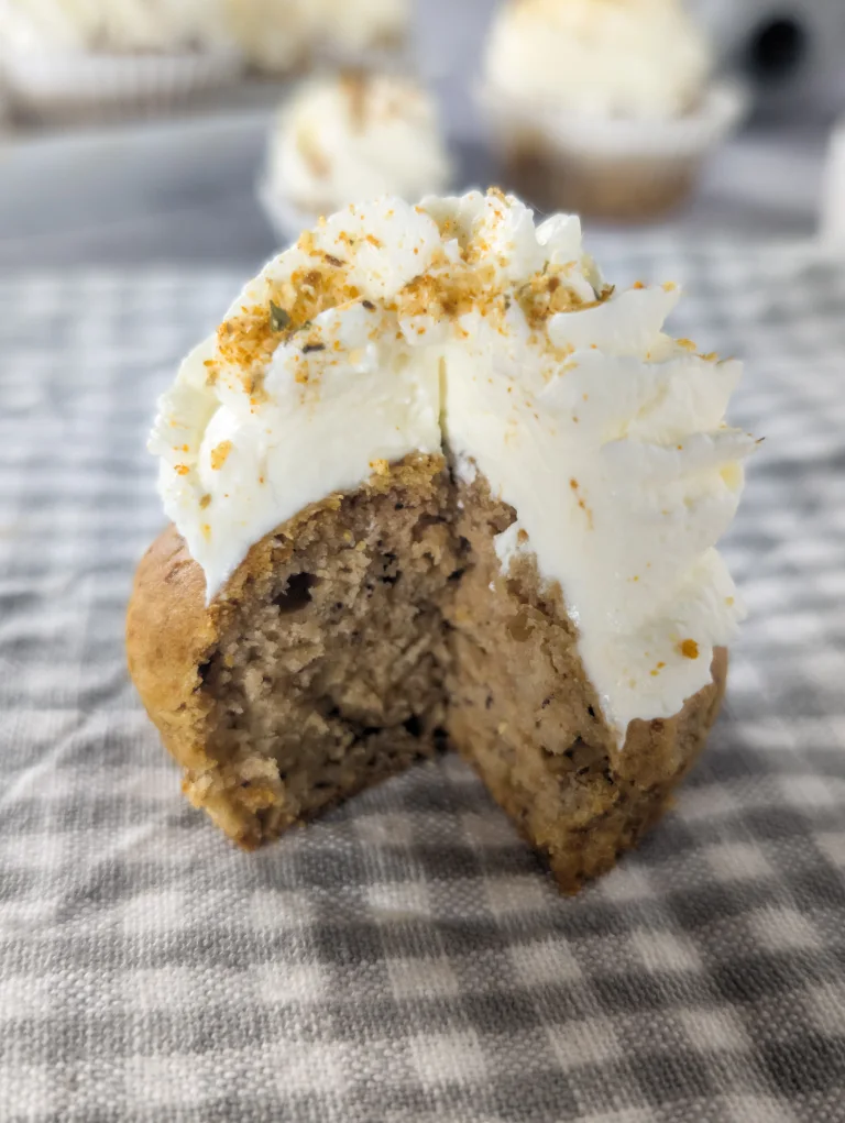 Vue d'une coupe du cupcake pour chien pomme banane cacahuète
