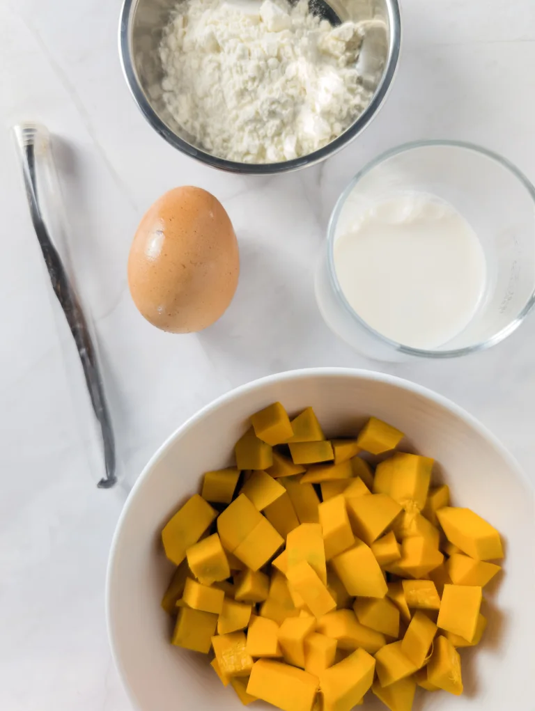 Vue de tous les éléments de la recette de flan au potimarron