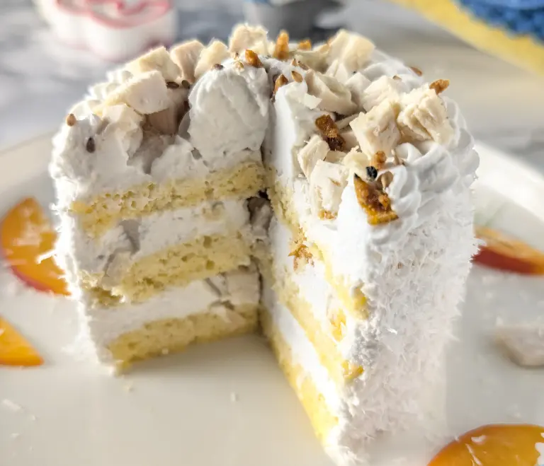 Découpe du gâteau pour chien, la forêt blanche au poulet et abricots
