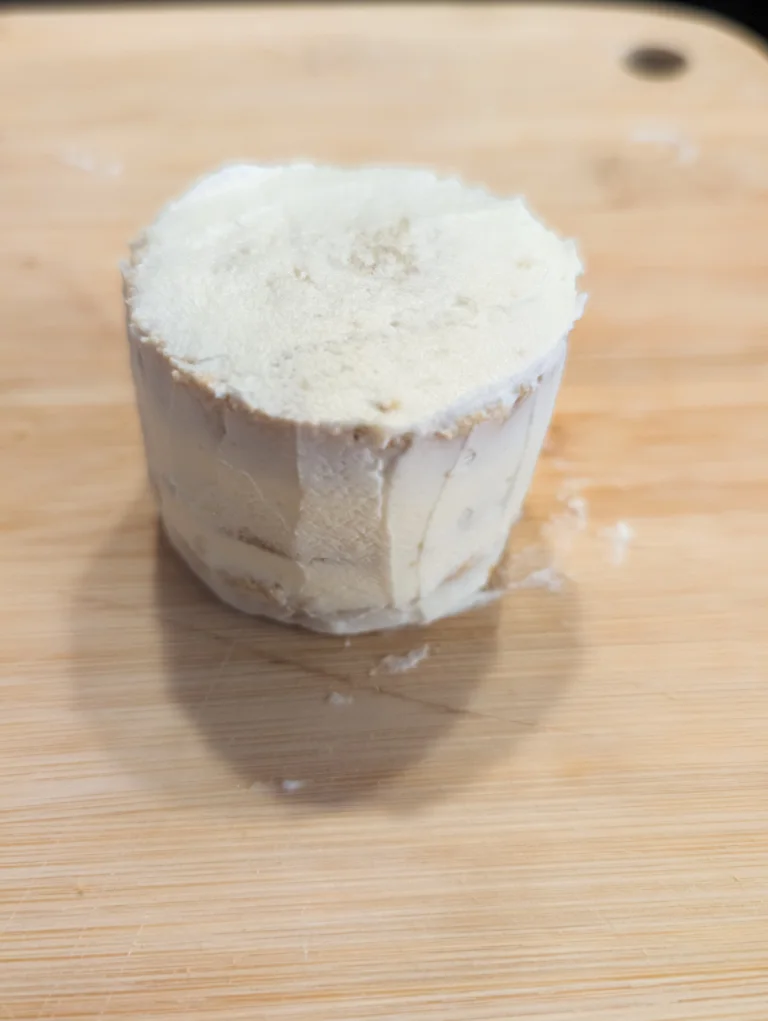 Gâteau monté et masqué à la crème
