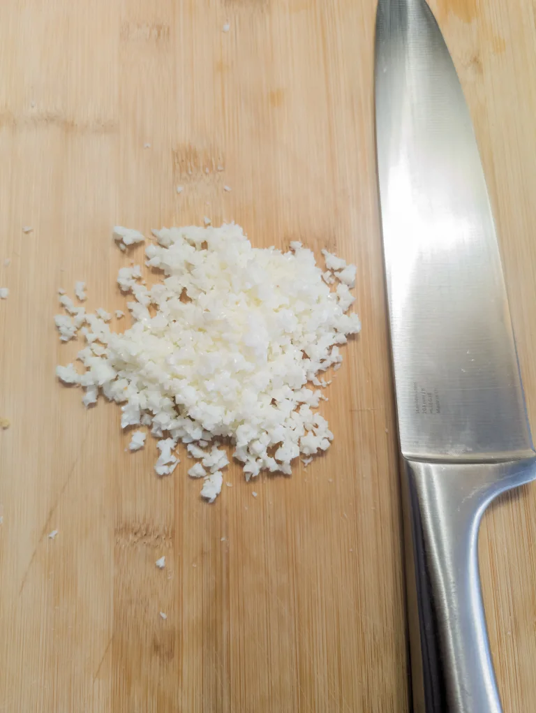 Blanc d'œuf cuit dur et haché pour la décoration