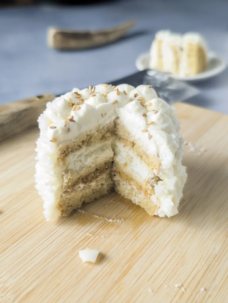 Présentation du gâteau forêt blanche au poisson avec une découpe