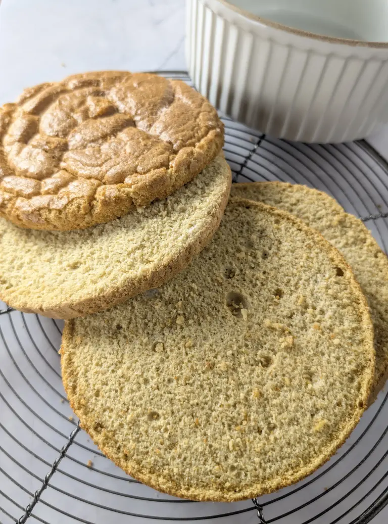 Biscuit de la recette cuit et découpée avant le montage final.