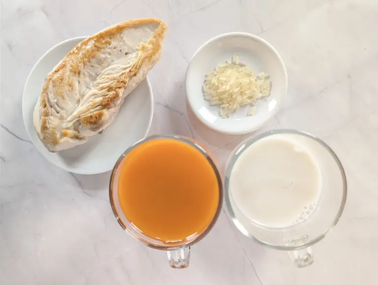 Vue des ingrédients de la recette de glace poulet, riz et carotte