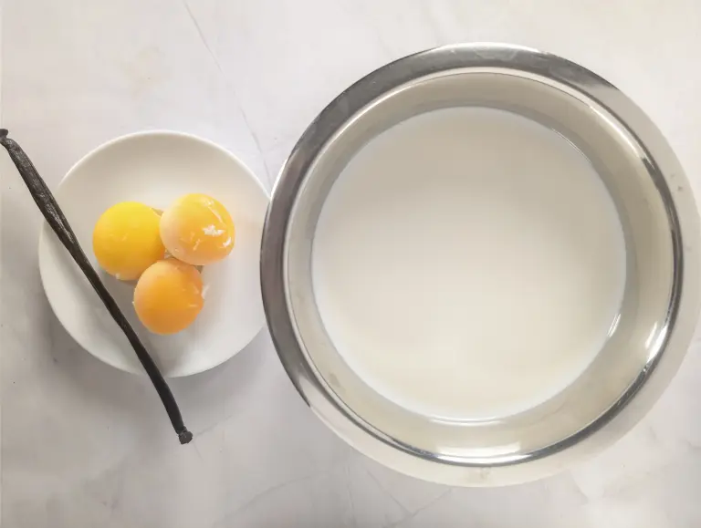 Des jaunes d'œuf, de la vanille et du lait : les ingrédients de la recette de glace vanille