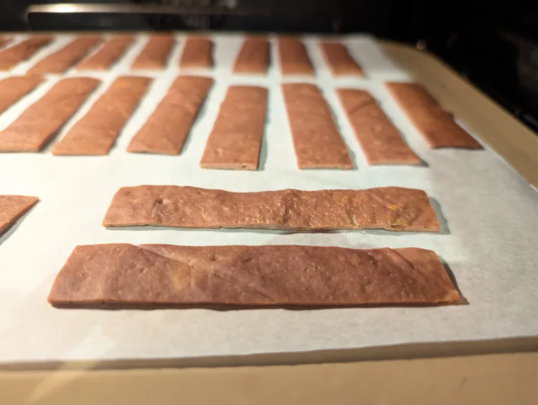 Vue des lamelles de canard sur plaque après la pré-cuisson et avant séchage