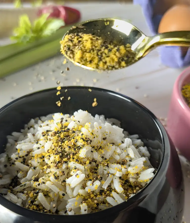 Utilisation du mélange d'épice pour chien, le condiment sully, sur une gamelle de chien
