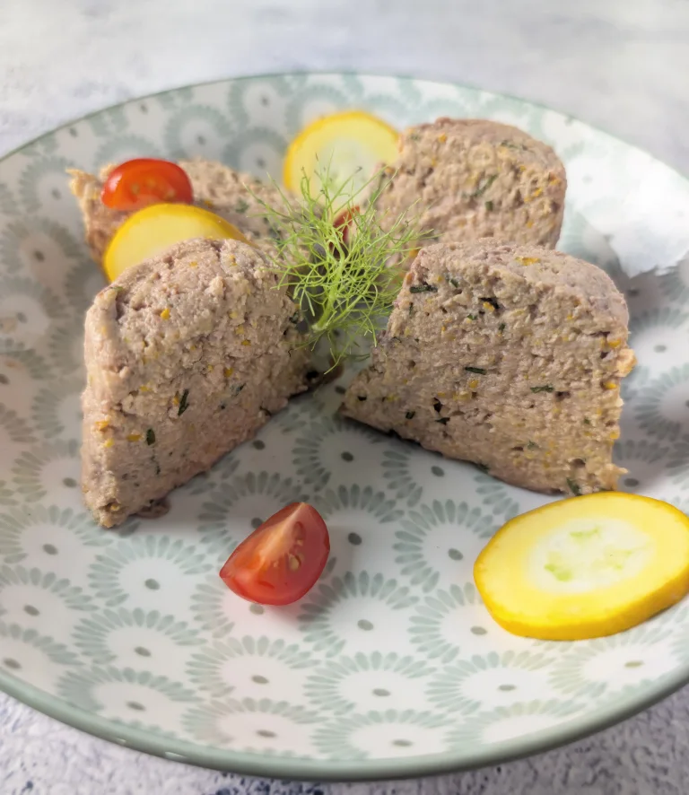 Présentation des pâtés sur assiette après cuisson et démoulage