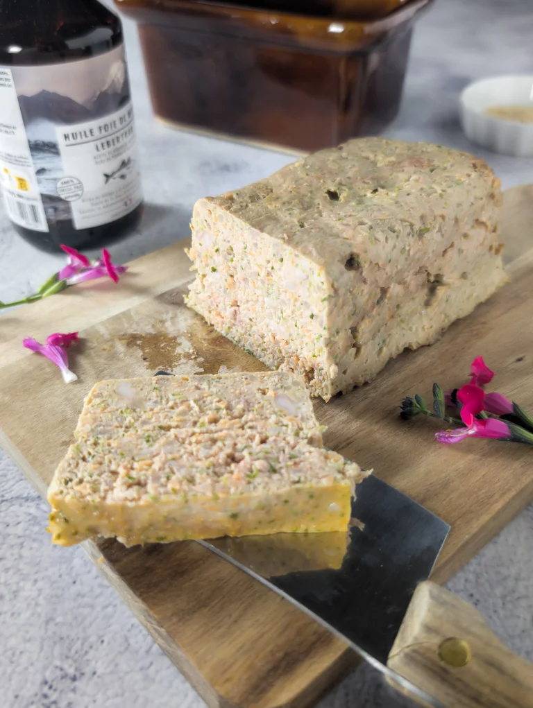 Présentation d'une découpe de tranche de pâtée au lapin et foie, sur une planche en bois