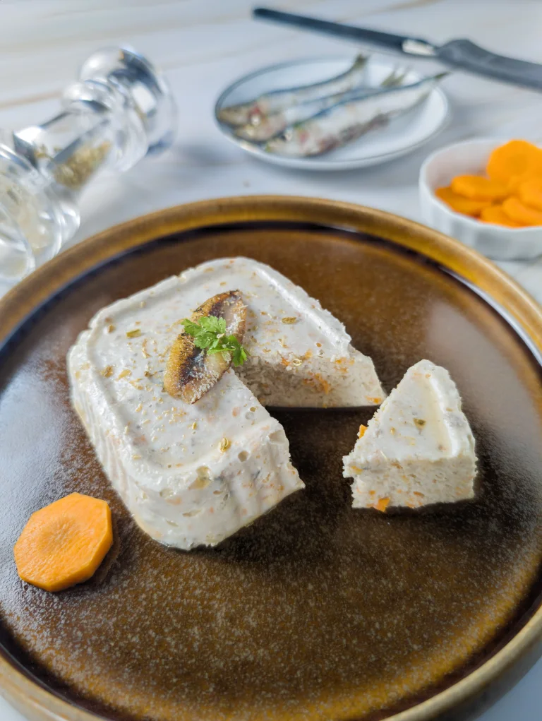 Présentation sur assiette de la pâtée pour chat au poulet et sardine