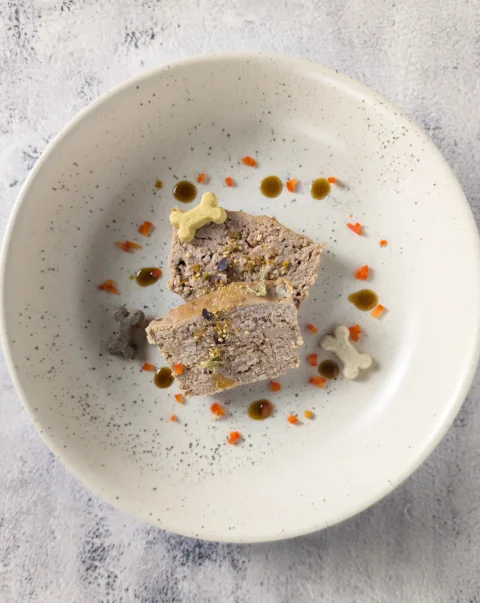 Pâtée moelleuse pour chats : agneau, saumon et patate douce.