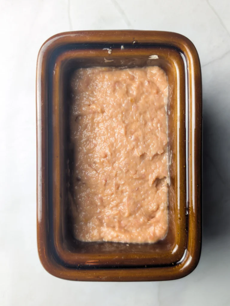 Moulage de la farce en terrine avant cuisson
