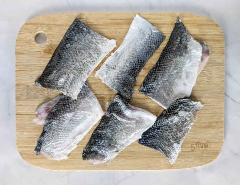Peaux de poisson bar présentées avant recette
