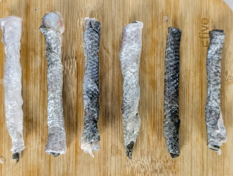 Peaux de poisson bar roulées en forme de sticks