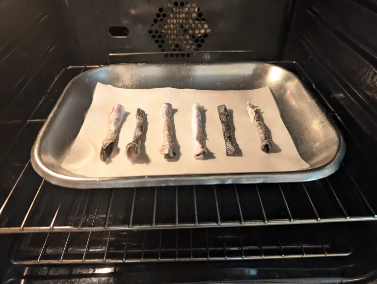 Peaux de poisson bar placées sur une plaque de cuisson avant séchage