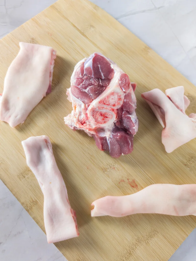 Vue de tous les éléments de la recette de friandises séchées au porc