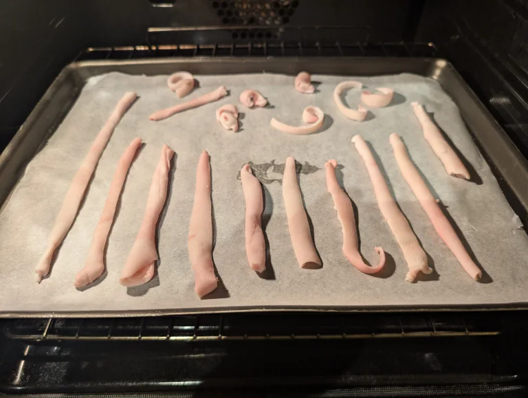 Vue des lanières de peau de porc sur plaque juste avant le séchage au four