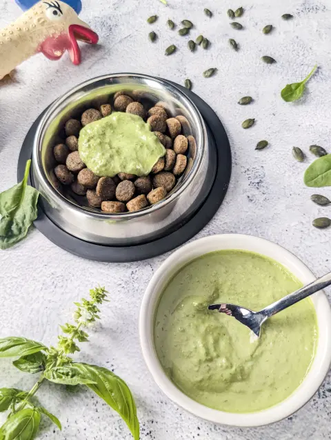 Présentation du topping pour croquettes au pesto pour chien"