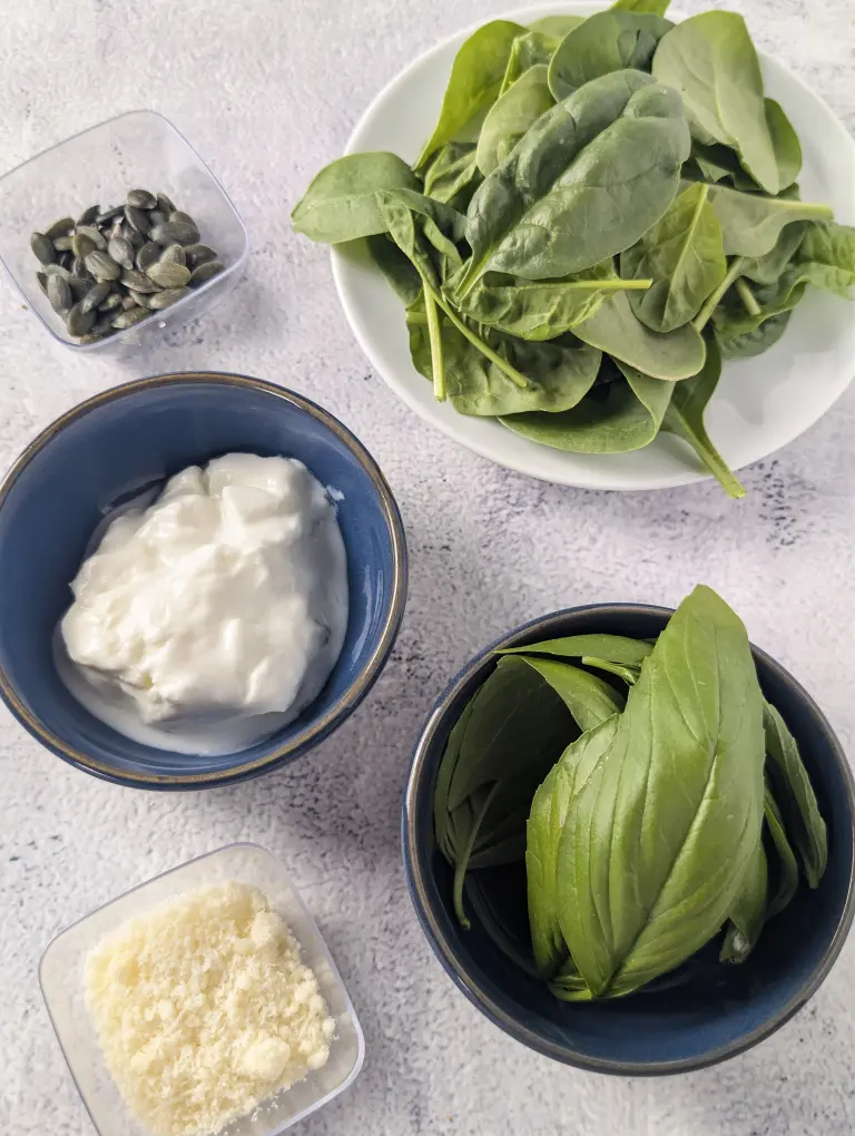 Présentation des ingrédients de la recette de pesto pour chien