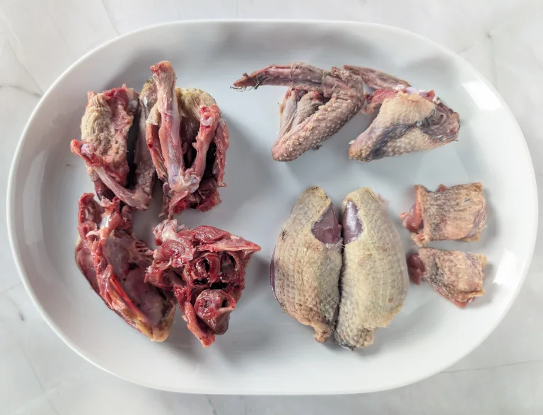 Vue de l'étape 1 : préparation du pigeon et vue des morceaux