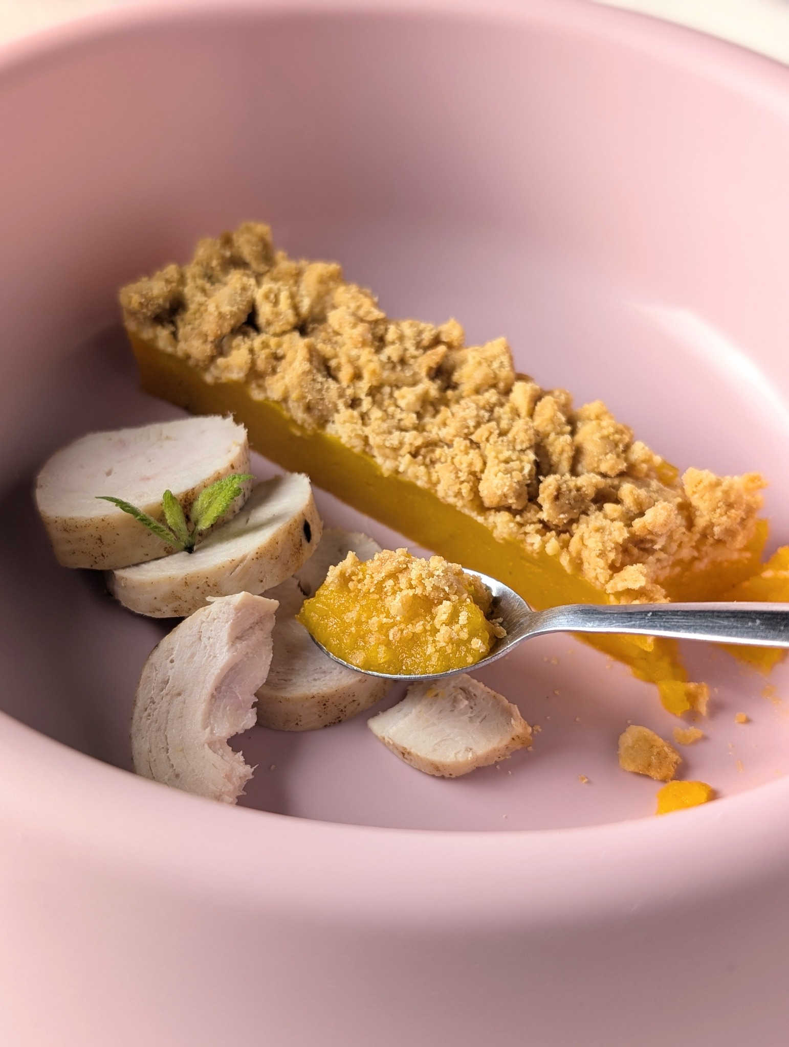 Un cuillère contenant le crumble de butternut