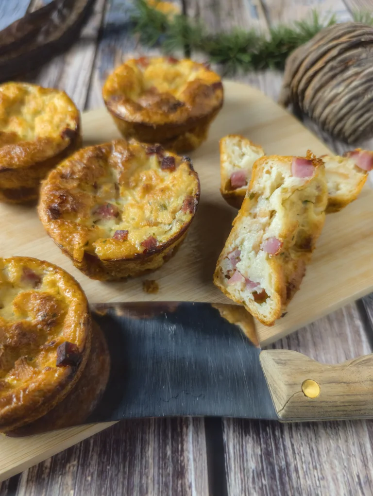Puddings au jambon terminés et présentés sur une planche en bois