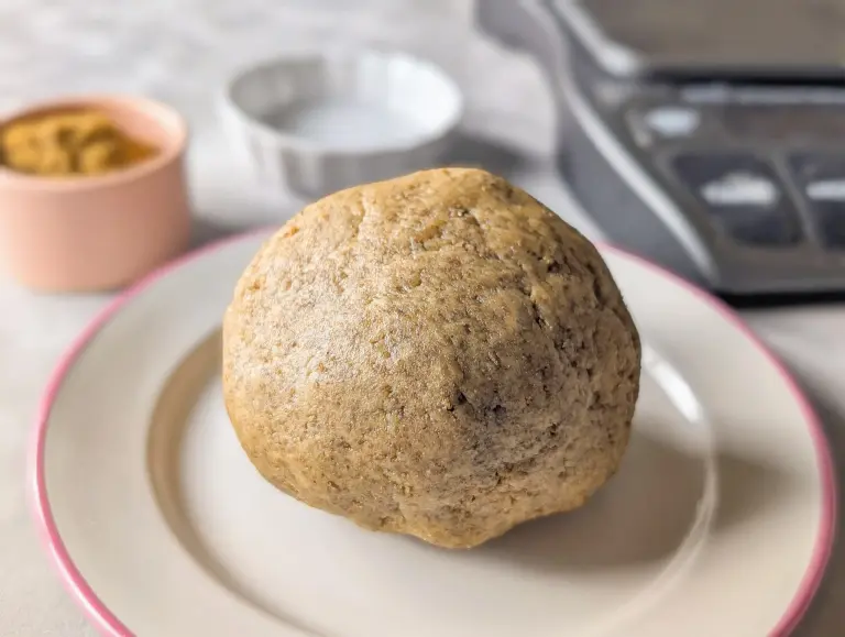 Vue de la pâte brisée aux croquettes pour la recette de mini quiche pour chien