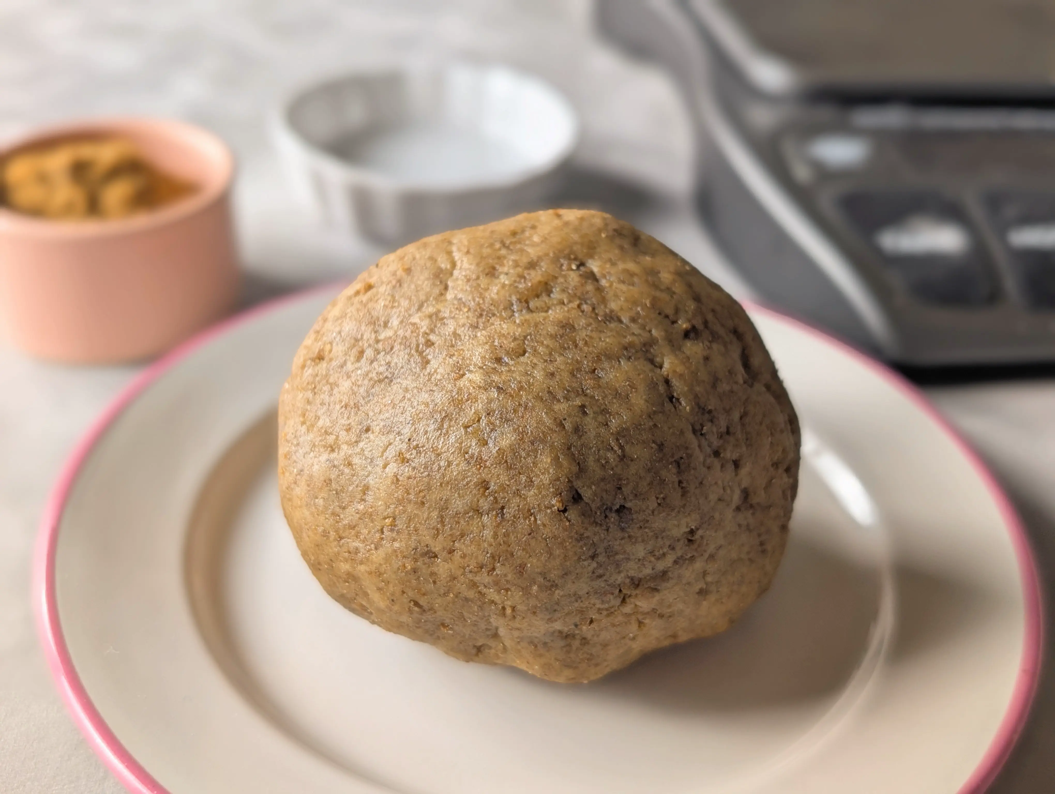 Vue de la pâte brisée aux croquettes pour la recette de mini quiche pour chien